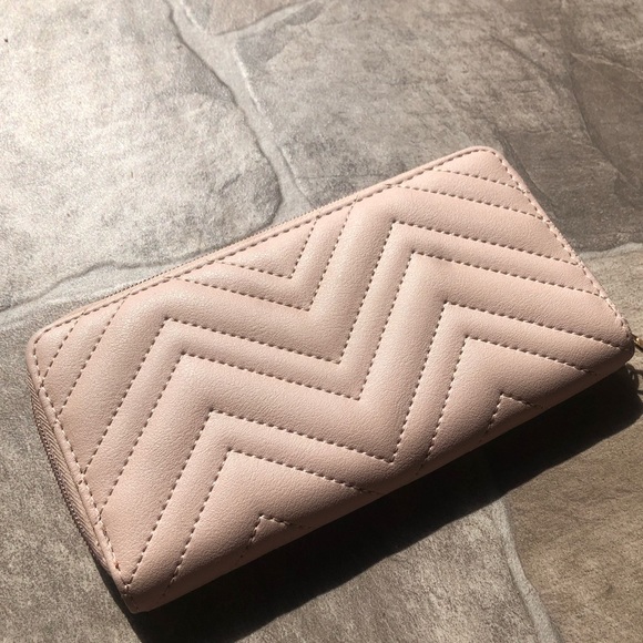 Baby Pink Women’s Pleated Waller Like New Cute Acc - Picture 1 of 2